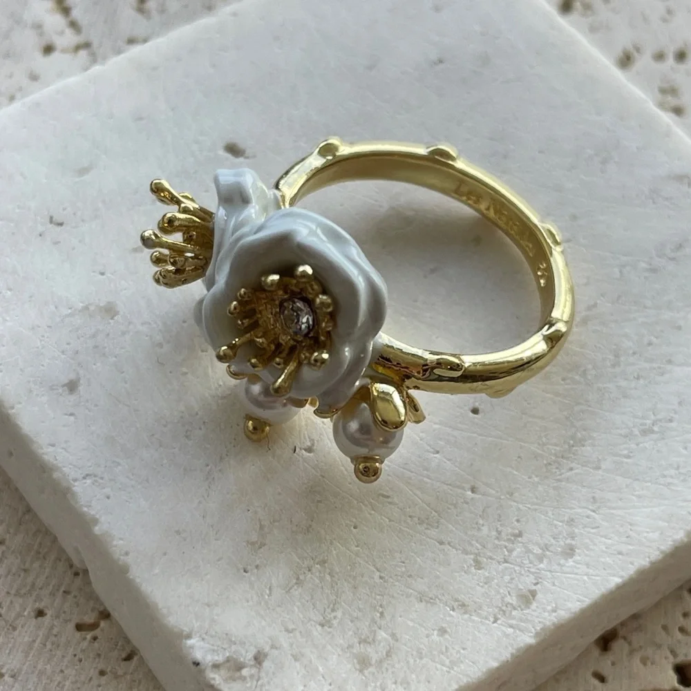Les NEREIDES Elegant Gold and White Floral Ring